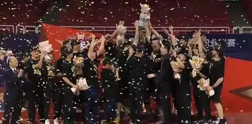 这手机似乎是专门改造了震动马达，让震动的周期大幅度变短、震动的力也大幅减弱，估计就是为了在隐匿的时候不因为手机暴露行踪。